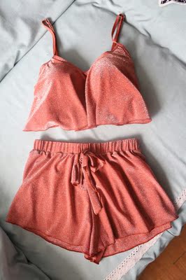 好评，这件很适合小胸妹子，聚拢效果很好，为了泡温泉买的，特意买的这种下水不重干的快的料子，比实体店便宜很多质量好要好点！