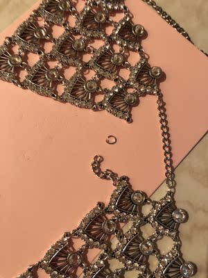 这个真心不怎么样，发来就断开了，自己接上，尺寸很奇怪，80b的胸围怎么套都不对，看了下，感觉断了的链子这里长度有问题&hellip;&hellip;习惯性好评吧，和那么贵的价格不符