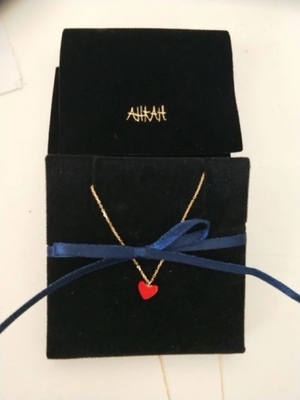 小红心很漂亮，做工精致，样式新颖。我很喜欢，是正品！非常精致的一款项链，包装盒也很好，漂亮，比图片还要好看，款式色泽上都是没话说，送给姐姐当生日礼物，结果自己看到也是很喜欢！她肯定会非常喜欢的！是正品，找专柜验过了，对比了好几家才选到这家靠谱的商家