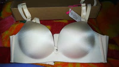 说实话，我真的不知道这款衣服怎么样，那是因为他的发错货了，我真的是醉了，发错货，因为有些快递停运，不是想的如何满足客户。就算是退货，还说快递你自己去了解吧，你们犯的错误我还得费时费力去承担了呗！真的是不想麻烦了，所以我接受了优惠5元的方案。服务真的很差！当时最不想要的就是这款，所以选择了那款，结果呵呵哒！ 第一次给差评