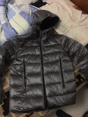 个人比较壮，身高175买了180的。合身。保暖也不错，蓬松度很好，主要看中的是鹅绒。