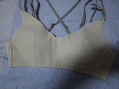 内衣质量不错，做工精细，尺码刚刚好，穿着蛮舒服的呢，不错哟。