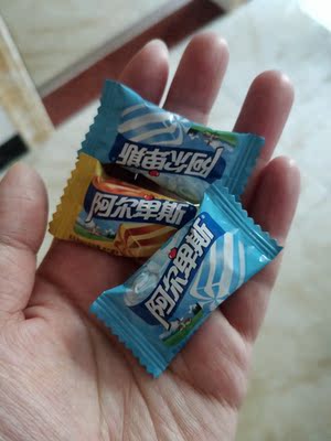 两种口味,感觉蓝色的更好吃。买来过年招待客人的,正合适。 两种口味,感觉蓝色的更好吃。买来过年招待客人的,正合适。