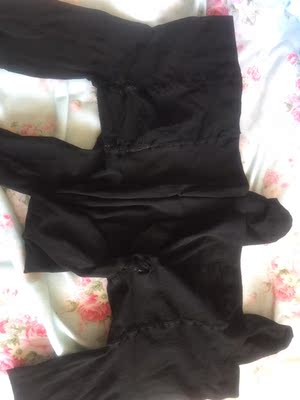 差的无以形容，穿一次就破洞，一次两条，另一条也快要破了，最后一张是我去年在实店买的浪莎，穿这么久都没破，客服说是正品正品穿一次就破我还信你的邪了，客服说穿后破的不处理，请以后的人买了就放着千万别穿，穿一次破了不负债的，欺人太甚！淘宝这么多年来第二个差评！谁要敢搔扰我投诉到底！