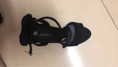 鞋子很好，就是有点高哈哈哈哈哈走秀穿～卖家也很好👍