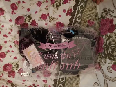 衣服和图片上一模一样，摸起来质量也很好，试穿了一下挺舒服的，卖家服务态度也很好，物流速度也是特快，很满意的一次购物，好评好评