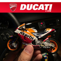 Creative car ornaments Ducati locomotive model hand-run motorcycle model Male gift car interior center console decorations