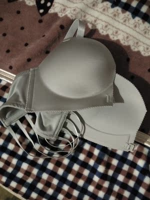 质量不错，扣子在前面很方便，比在后背扣的容易，聚拢效果很好，型也很好看，布料很柔软，穿上很舒服，喜欢。