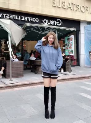 晒图臭美一下，专柜正品的品质真的是很满意，穿起来腿嗷嗷嗷的变成一米八滴大长腿啦