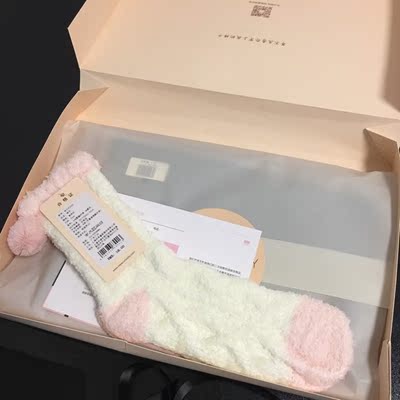 包装完好 和礼物一样 送了袜子 很惊喜 一分价钱一分货 两件睡衣都挺满意 稍有褶皱 洗洗熨烫一下就行 回头客 光顾好些次了