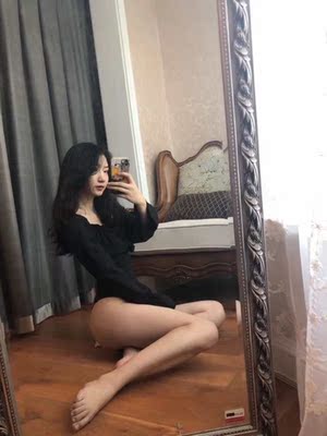 衣服拿到手试穿后真的是惊艳，室内拍写真，出门搭配牛仔裤，很棒，已经推荐给朋友了