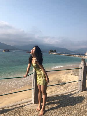 宝贝很好看，穿着修身显瘦，显身材，喜欢。料子也很舒服～像游泳衣的布料，弹性。身高163.体重101,可参考。客服态度很好，物流很快。在海南旅游用的，好评！