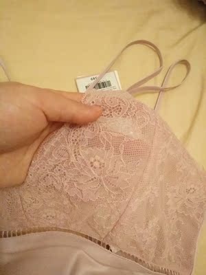 双十一买了绿的,结果颜色很深,显老气,就换了粉色,很好看。胸部两层薄纱,略透,在房间里穿可以。面料丝滑,但是有线头,希望做工再好点。 双十一买了绿的,结果颜色很深,显老气,就换了粉色,很好看。胸部两层薄纱,略透,在房间里穿可以。面料丝滑,但是有线头,希望做工再好点。