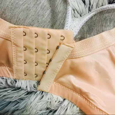 卖家态度很好，很有耐心，问问题很及时就回复了。而且内衣质量很好啊，面料用的还是比较高档的。因为没有钢圈所以穿了一天觉得很舒服,款型很好呢 穿上很合身 好评