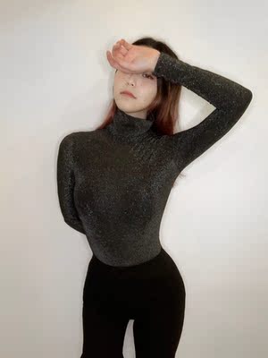 连体衣料子很滑很舒服，打底也可以单穿也好看。穿起来很显身材，喜欢喜欢。