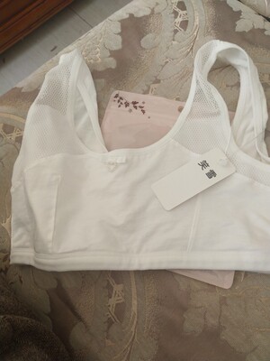 宝贝不错，昨天刚刚到的，晚上给宝贝洗了洗，也不缩水，纯棉的，孩子今早上穿着去上学了，不大不小刚刚好，质量好的也没话说，老板服务态度也很好，非常喜欢这次的成果，下次一定还来这家店买其它款式的衣服??