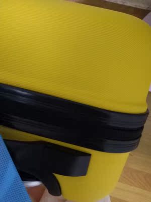颜色很满意了，卖家发货特别快，第一天下单第二天就到了，一直想要一个黄色的行李箱，还送了贴纸，质量也还可以。希望能承受着上飞机托运的摧残，剩下的就是凑字数了，我写了多少字儿了呀，怎么还没到，啊呀呀呀～