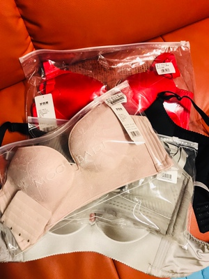 宝贝非常喜欢～穿上舒服。收到货里面有独立的包装袋，卖家贴心的把商品信息给划去了避免了收快递的尴尬哈哈哈哈哈，衣服收到后打开满满的惊喜，这一次性买了6件，真的是非常喜欢小梦家的内衣，款式非常的不错，关键是没有钢圈的内衣穿上对身体特别的好，没有束缚的感觉，都感觉自己没有在穿内衣了无束缚感，内衣的材质特别柔软亲肤透气而且弹性很好，，试了一下很舒服，客服推荐的码很合适，直播间里的美女很耐心询问各种尺寸有无副乳问题，关键价格便宜，非常完美，祝卖家生意兴隆感谢卖家。