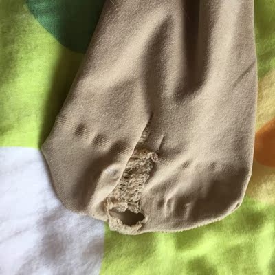 穿了两小时就破了这质量也是没谁了，无言以对&hellip;&hellip;还说什么两百多斤都能穿，一走路就往下掉😂