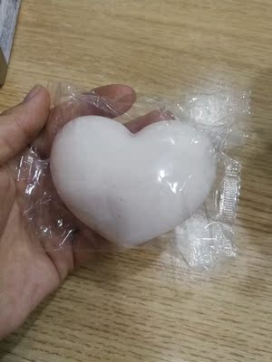 第一:没有其他评论的那么夸张,颜色特别淡,不是特别粉,但形状确实挺可爱的。第二:味道没有其它评论那么夸张,一股淡淡的香味,还不错。卖家人不错,先用着,有效果过来追评。包装的特别好。好评! 第一:没有其他评论的那么夸张,颜色特别淡,不是特别粉,但形状确实挺可爱的。第二:味道没有其它评论那么夸张,一股淡淡的香味,还不错。卖家人不错,先用着,有效果过来追评。包装的特别好。好评!