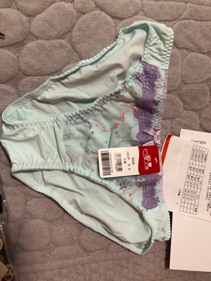 穿这个牌子已经4.5年了 最上面的是两年前专卖店买的 觉得特别舒服 因为是老款 专卖店已经没有了。这次在这买到 很开心 和专卖店一样袄 非常好！双11下手 价格很美丽 下次再有活动还会再买 开心 谢谢送的小内裤❤