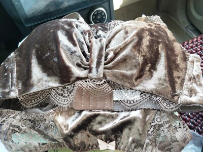 文胸质量很好，颜色也很漂亮，跟图片没有色差，很喜欢，满意