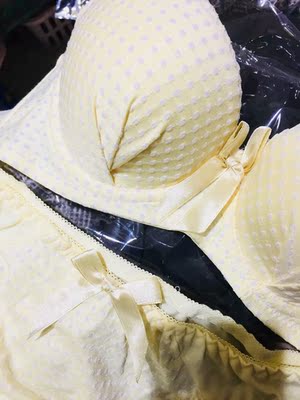 一开始客服没有蓝色了和我沟通后得到条换粉结果收到的是黄色 虽然颜色偏爱粉但还是决定收取黄 颜色和质量还不错没有想象中廉价那么差 你不信的话也可以先买一套看看 真心不错👌