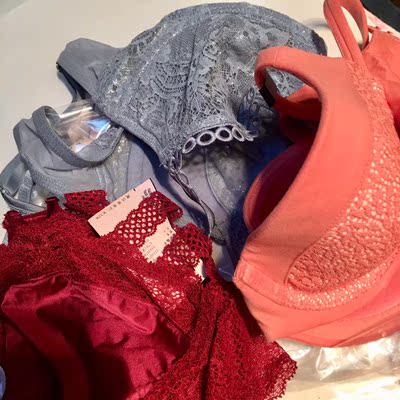 这款摸上去是情趣内衣 穿起来风情万种哈哈 一直都穿维密的文胸 款式质量都没的说  这次特价 一口气买了12件  抢晚了 基本上没有自己的34B尺码了  12件里只有两件是我的34B 但是很神奇！退了两件其余都可以穿哈哈哈笑死 也不知道这个尺码是怎么肥事 我买的有32C/32D/34D不等 反正好穿不勒就ok 退的两件因为本身型小所以上围小了