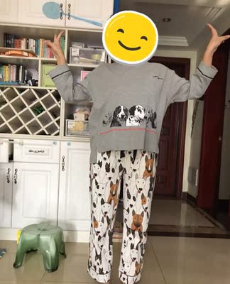 买了两套，就是喜欢裤子才买的。质量一般，上衣质量摸着没有裤子好，很明显能摸出来，上衣起球裤子不起球，但是裤子膝盖会鼓包，而且是鼓很高的包。做工还好，走线挺整齐，线头不多。整体上，穿着挺舒服，但是这个价格偏贵了。