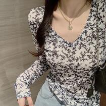 Light cooked port flavor Summer 2020 New V collar long sleeve sunscreen slim flower Joker T-shirt women sexy coat tide