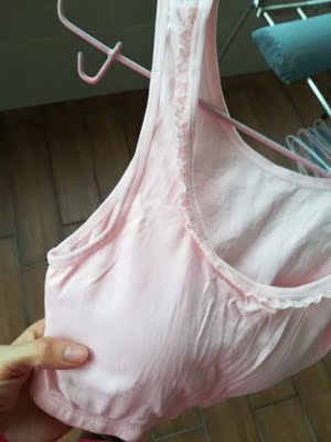 棉的确实真的是棉的,粉红色的也好看,好嫩啊,胸前还有蕾丝,没有穿过这种款式的,冬天听说穿这个舒服,睡觉不用脱,比其他的店有一点小贵,里面的海绵可以拆下来,如果穿的好会再回购一件换洗 棉的确实真的是棉的,粉红色的也好看,好嫩啊,胸前还有蕾丝,没有穿过这种款式的,冬天听说穿这个舒服,睡觉不用脱,比其他的店有一点小贵,里面的海绵可以拆下来,如果穿的好会再回购一件换洗