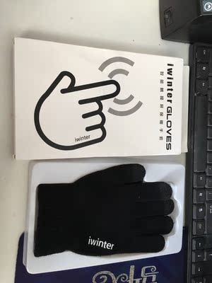 手套是触屏的，不错，冬天玩手机手冷，戴上触屏手套玩手机就不冷了，冬天手机控的福音。