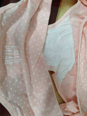 内裤收到了 是纯棉的 质量做工都很好 收到就洗了两条 一点都不掉色 孕妈妈穿着很放心 穿上完全不勒肚子和屁股 颜色也很好看 孕妈妈要经常换内裤 还会回购的 包装也很好看 粉粉哒少女心。