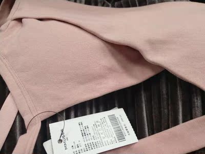 穿了一段时间，没有变形，还是这么漂亮，追加之前忘记的晒图啦，卖家给点封口费吧，以后不晒拍的这么丑的照片啦，哈哈😄😄😄