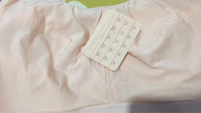 非常好的内衣，大胸妹子的福音！自从邂逅新主题以来，再也没有买过其他家的内衣，贵有贵的道理！全五分好评！  我是我们村第一个在淘宝上买东西的人。这里大部分人是不网购的。他们买东西价格一般不超过五块钱，听说我在淘宝买东西后，整个村都震惊了，村长跑到我家里时我把说我是不是疯了?老公跟我闹离婚，说这日子没法过了，面时重重压力，我坚持要买。我相信我这个月的工资不会白花，终于等到快递，我怀揣着激动的心情,颤抖的打开包裹，打开的那一霎那，感觉我的眼都要亮瞎了,啊"这手感、这颜值、这质量，只怪我读书少，无法用华丽的语言来形容它。我举着它，骄傲的站在村口，村里都沸腾了,更有人喊，我不给他们看，他们们就跳井。吓得我赶紧收起宝贝，挤出人群落荒而逃。为了测试宝贝效果，我立刻去我们村高达100米山上村长家里用，用完后，在全村人羡慕的眼光里,仰首挺胸扬长而去。