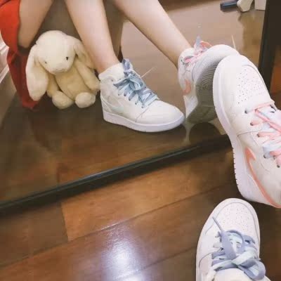 超美。超美。超美。重要的事情说三遍。太喜欢了。第一眼就看上了。果断下单。物流很快。质量很好。简单，质感好。喜欢的亲们不要犹豫了。已收藏了 。下次还找这家。。。。