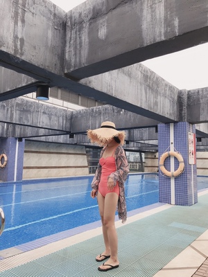 两件套搭配一个网纱罩衫，很满意啦，微胖可以遮肉，也不怕漏啦