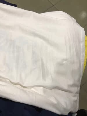 看到卖家150尺码的选项里相信品牌的力量这几个字才买的，本来去年买的那家也挺好的，价格也一样的，都是59.9三件，唉真的不知道说啥，三个颜色三个大小，含棉量也没有去年那家高，黑色的含棉量最低了，手感都不一样的，这就是所谓的品牌力量吗？白色的明显有被人穿过的横绺，我要退货，儿子说穿穿算了，一看还没有运费险的，只能留下了。劝大家不要被广告给欺骗了，慎入吧