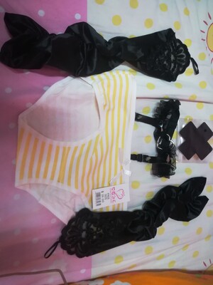 宝贝非常好看~物流也超快~穿上特别性感~双十一拍下的~没想到这么快就到啦，卖家还送了袜子和马克笔~由于我比较胖胖，就不穿着拍照了~一大包可爱的小衣服真的是太好看啦~大赞大赞!以后还会回购的，简直完美，男朋友也说穿了很好看!太给力啦~好评好评~福袋也很多东西~里面的手套超性感~哈哈哈!