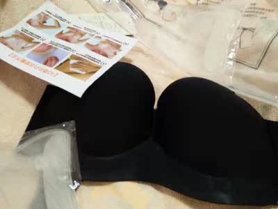 买这款无肩带内衣前，我前前后后对比了好多家，买了好几家的无肩带内衣，就这家的留下了；看评论说什么五分钟会掉，凭良心说：言过其实了，我感觉超级粘，皮都感觉会撕掉了，还5分钟会掉。好吧，气垫很好放其他文胸里都可以用；这款文胸最大的优点在于：穿礼服和裙子的很好，隐形。想起自己第一次穿隐形内衣的感觉，和这会是天朗之别！还不错！