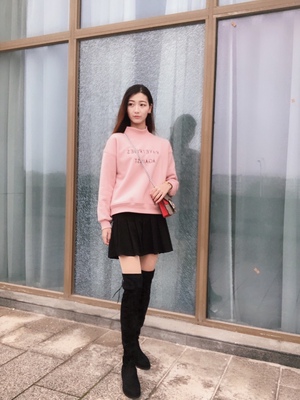 靴子很棒，很喜欢，别看这样子很耐寒保暖的，而且很好打理，对我这样的懒人真的是太好了。冬天配个小短裙也不会很冷，人看起来也不会太笨重，爱美的我真的是太爱它了，赶快和我一起入手了