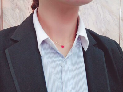 小红心项链小巧精致很漂亮，款式潮流，戴着给人小清新的感觉
