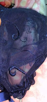 当时买的时候没有穿，现在穿了一下，感觉不是很舒服，钢圈很难受。内衣太薄了会漏点。肩带太细也不是很舒服，可能适合瘦瘦的，胸小的妹子。大胸的妹子不要考虑了。emmm反正我穿了一次就不打算穿了。不是很舒服。