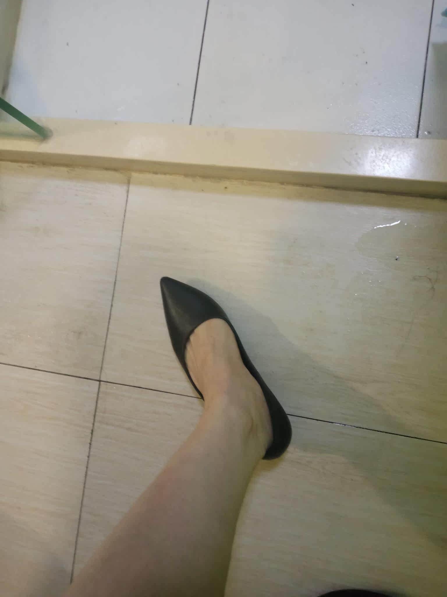 整体评价:鞋子穿上脚非常美观,脚很舒服,鞋子软的,不磨脚,这是第二次