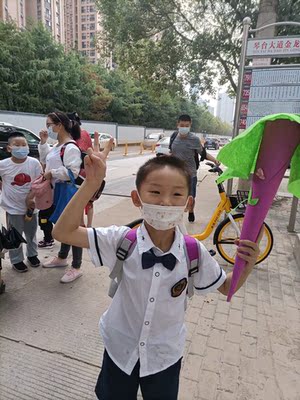 衣服是纯棉的,很柔软,做工也很好,儿子125买的140,洗过后有点缩水,穿着刚刚好,胖孩子可以买大一码的,就是穿了几天领结和徽章都弄丢了, 衣服是纯棉的,很柔软,做工也很好,儿子125买的140,洗过后有点缩水,穿着刚刚好,胖孩子可以买大一码的,就是穿了几天领结和徽章都弄丢了,