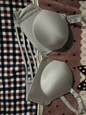 质量不错，扣子在前面很方便，比在后背扣的容易，聚拢效果很好，型也很好看，布料很柔软，穿上很舒服，喜欢。