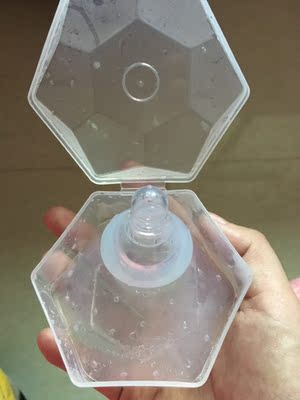 刚开始特别讨厌喂奶,因为乳头被宝宝吸的出血了,然后结痂,最后脱皮。忍受不了疼痛,只能用吸奶器打出来用奶瓶喂给宝宝喝,增加了很多麻烦,因为打出来的奶,还要加热。浪费时间又不卫生。经过朋友的推荐,毫不犹豫的入手了,宝宝会吸,而且很适应,我也不用忍受那种疼痛了,也解决了亲喂的问题。还有一个小盒子,便于收藏,干净又卫生。每次用完了,消一下毒就好了。总之,是妈妈的福星。从此爱上了喂奶,看到宝宝每次都吃的那么有味,觉得很开心,很幸福。感谢这么好的产品。 刚开始特别讨厌喂奶,因为乳头被宝宝吸的出血了,然后结痂,最后脱皮。忍受不了疼痛,只能用吸奶器打出来用奶瓶喂给宝宝喝,增加了很多麻烦,因为打出来的奶,还要加热。浪费时间又不卫生。经过朋友的推荐,毫不犹豫的入手了,宝宝会吸,而且很适应,我也不用忍受那种疼痛了,也解决了亲喂的问题。还有一个小盒子,便于收藏,干净又卫生。每次用完了,消一下毒就好了。总之,是妈妈的福星。从此爱上了喂奶,看到宝宝每次都吃的那么有味,觉得很开心,很幸福。感谢这么好的产品。