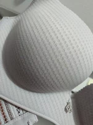 内衣不错,手感很好,上身效果也很赞,收副乳,还有美背,很好看。无钢圈的,穿着很舒服,完全没有束缚感,真心满意 内衣不错,手感很好,上身效果也很赞,收副乳,还有美背,很好看。无钢圈的,穿着很舒服,完全没有束缚感,真心满意