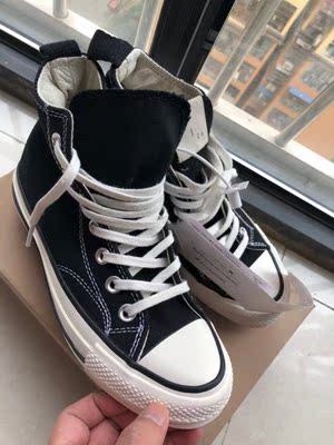 鞋子质量很好。款式时尚，酷，做工细致，家人试穿后尺码标准，透气性好，鞋底不硬，走路脚感舒服，性价比高，推荐！