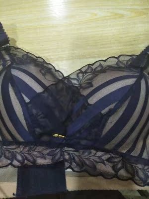 包装的特别好。质量也很赞,码数穿着正合适。特别喜欢。 包装的特别好。质量也很赞,码数穿着正合适。特别喜欢。